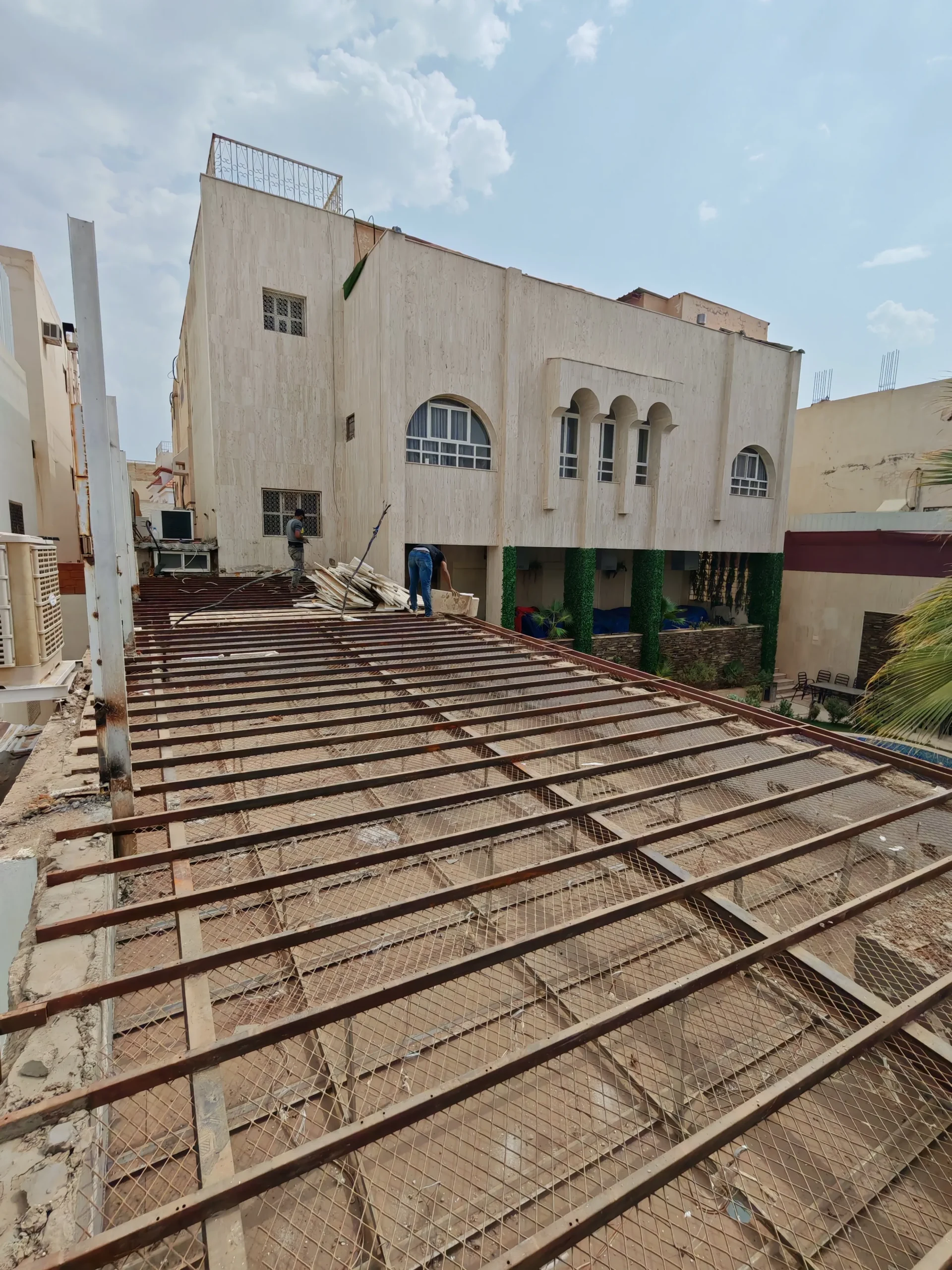 إزالة السقف القديم وتجهيز الهيكل المعدني لمطل حي جشم بالمدينة المنورة