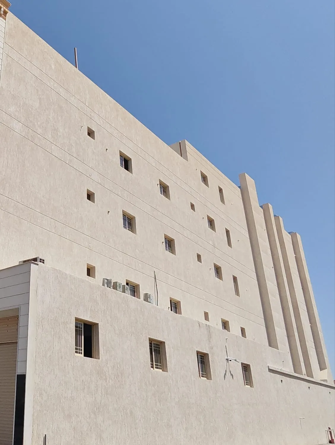 تنفيذ واجهات وتشطيبات دهانات بروفايل جوتن لمبنى تجاري بالمدينة المنورة بواسطة مؤسسة إقبال المستقبل للمقاولات