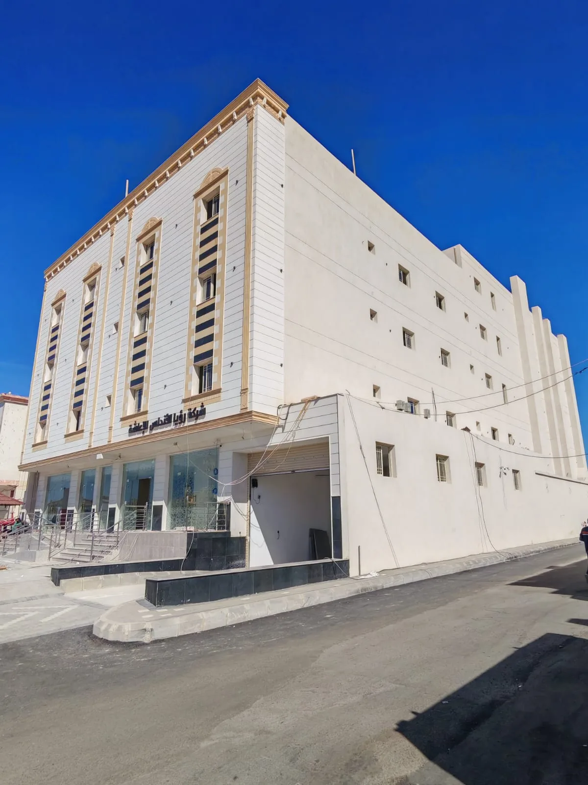 تشطيب واجهات رخام وحجر لمبنى شركة رؤيا الأندلس للإعاشة بحي الملك فهد بالمدينة المنورة - مؤسسة إقبال المستقبل للمقاولات